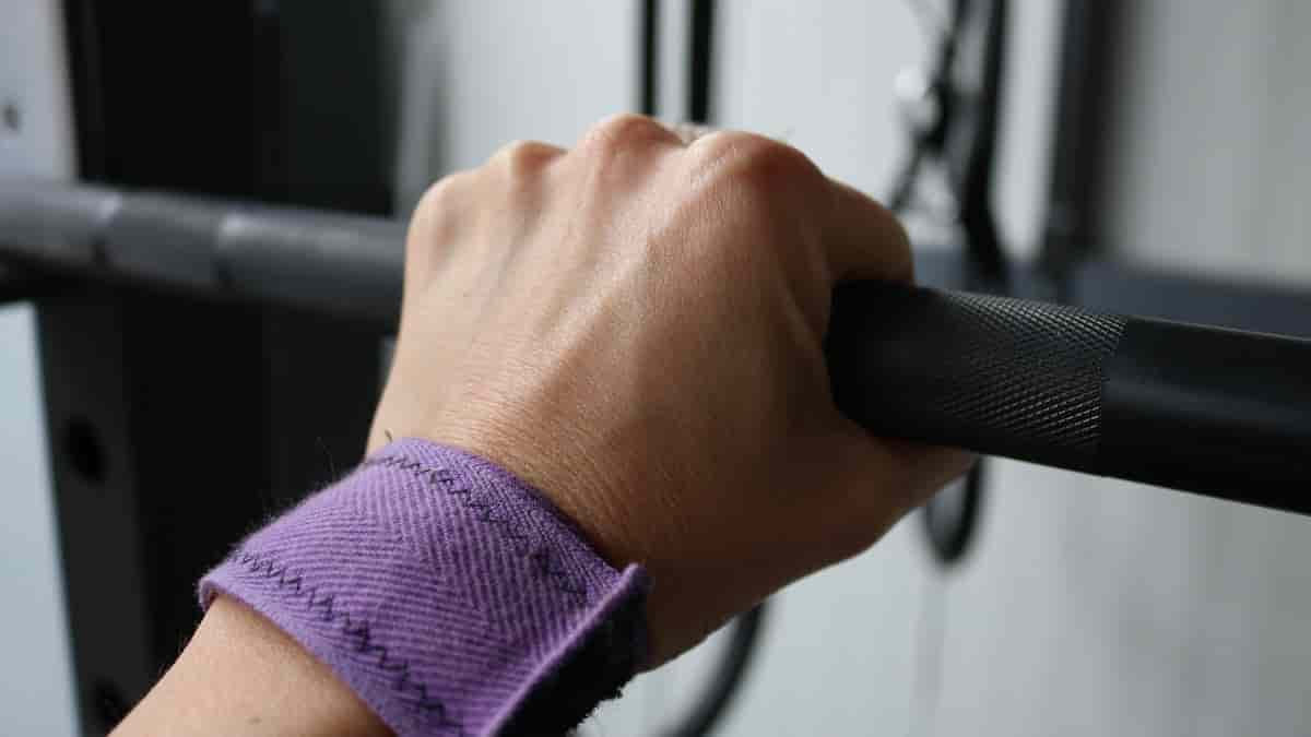 lifting grips vs straps